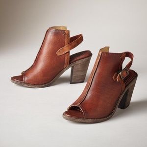 Izzy Artisan Sling Back By Frye